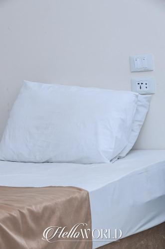 Un ou plusieurs lits dans un hébergement de l'établissement World Hotel Downtown