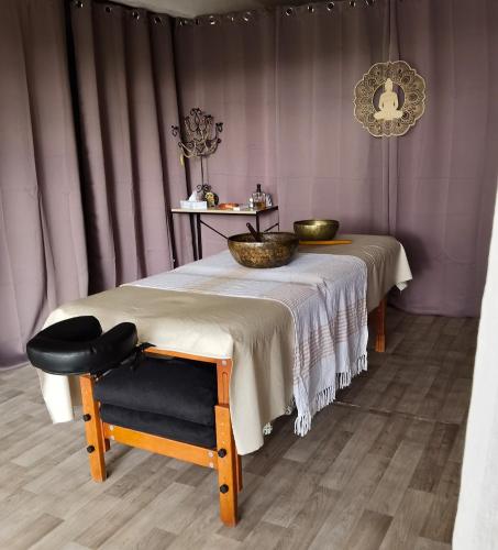 una habitación con una mesa con un tazón. en Bohème Carïb - Vue mer & Massages, en Deshaies