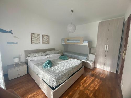 1 dormitorio pequeño con 1 cama y armario en Sunset Escape, relax a due passi dal mare con terrazza e aria condizionata, en Montesilvano