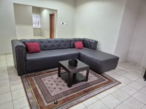 Ruang duduk di Daysha's place - Cosy and Serene!