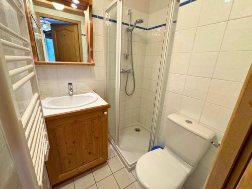 Koupelna v ubytování Bel appartement 4 pièces avec balcon, skis aux pieds, Le Bettex - FR-1-452-66