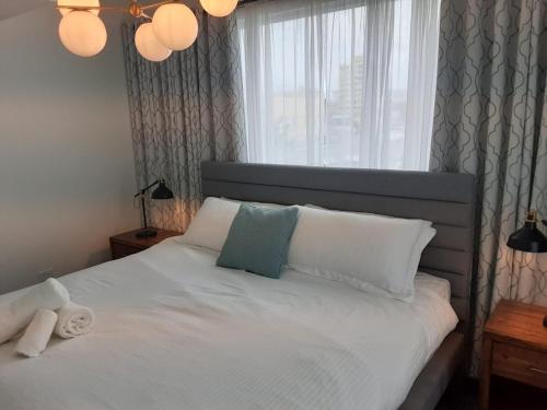a bedroom with a white bed with a window at V3 Pr Rentals Walk To The Beach 7 Min in San Juan