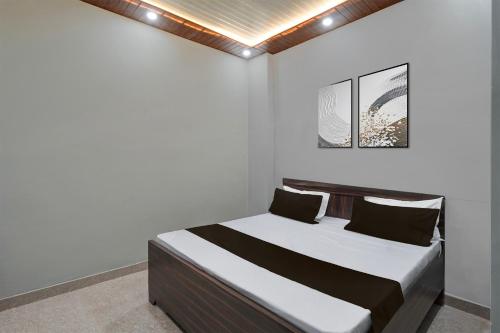 a bedroom with a bed in a room at SPOT ON SHREE JI HOTEL AND RESTAURANT in Lonavala
