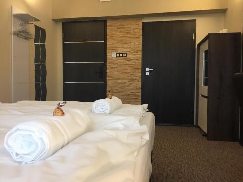 Ένα ή περισσότερα κρεβάτια σε δωμάτιο στο Vulkán Wellness Panzió Pécs