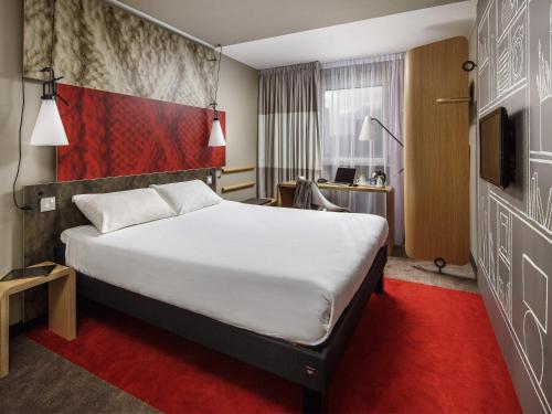 Una cama o camas en una habitación de ibis London Barking