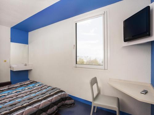 a room with a bed and a desk and a window at hotelF1 Nantes Est La Beaujoire in Nantes
