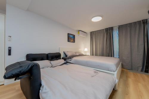 Ένα ή περισσότερα κρεβάτια σε δωμάτιο στο Modern Studio-Patio & BBQ-Parking Included