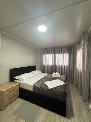 Ένα ή περισσότερα κρεβάτια σε δωμάτιο στο Dreamland Houses Shkoder