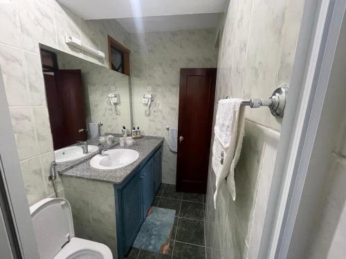 un bagno con lavandino e WC di Plateau- Sea View Apartment a Praia