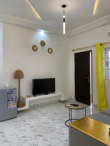 Телевизор и/или развлекательный центр в VILLA trois chambres avec jacuzzi
