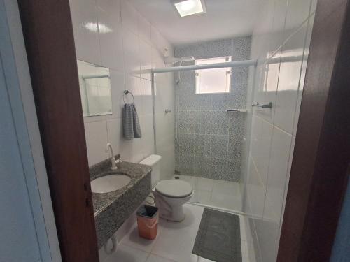 ein Badezimmer mit Dusche, Toilette und Waschbecken in der Unterkunft Pedra Branca Villa Hostel in Barra Velha