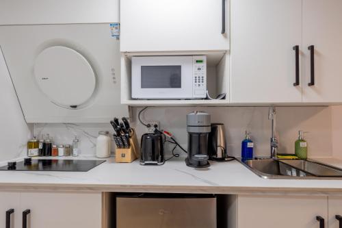 Η κουζίνα ή μικρή κουζίνα στο Renovated Studio w Parking Queen Bed and Sofa Bed