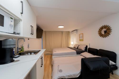 Η κουζίνα ή μικρή κουζίνα στο Renovated Studio w Parking Queen Bed and Sofa Bed