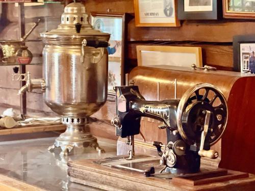 a sewing machine sitting on a counter next to a mixer at Havnnes Handelssted in Hamnnes