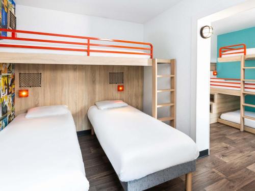 two bunk beds in a small room at hotelF1 Chambéry Nord Rénové in Chambéry