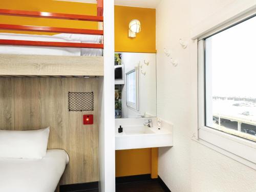 a room with a sink and a bed and a window at hotelF1 Chambéry Nord Rénové in Chambéry