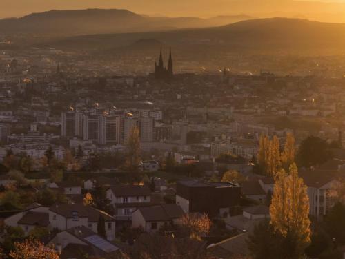 a cityscape of a city at sunset at hotelF1 Clermont Ferrand Est in Clermont-Ferrand