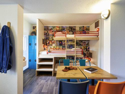 a small room with a table and a bunk bed at hotelF1 Clermont Ferrand Est in Clermont-Ferrand