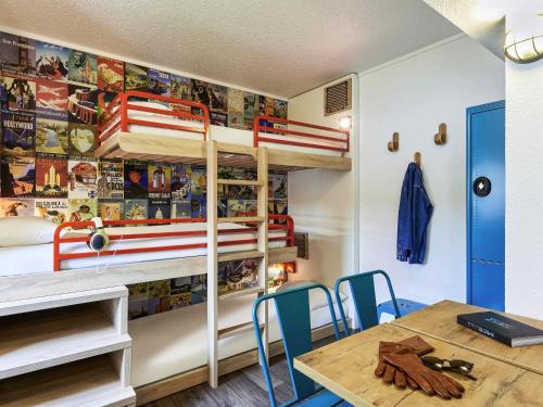 a room with bunk beds and a table with chairs at hotelF1 Clermont Ferrand Est in Clermont-Ferrand