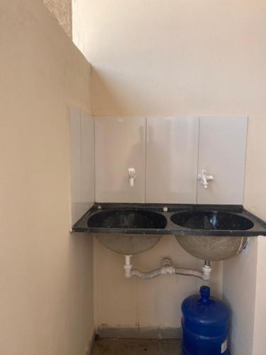 a bathroom with a sink in a room at Apartamentos mobiliados Portal da Amazônia in Rio Branco