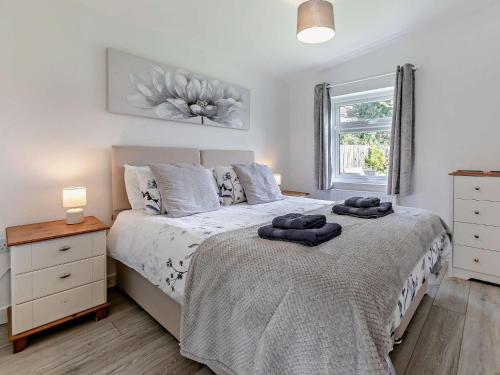 una camera da letto con un letto con due asciugamani sopra di 2 Bed in Portreath 88826 a Camborne