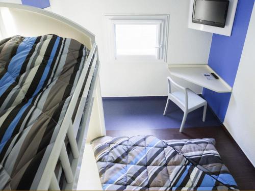 a small room with a bunk bed and a desk at hotelF1 Lille Villeneuve d'Ascq in Villeneuve d'Ascq