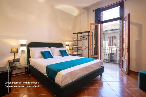 Un dormitorio con una cama y una ventana grande. en Casa Bauta, en Venecia