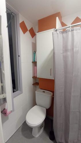 un bagno con un water e una tenda da doccia di Kristina a Tolosa