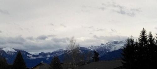 a view of a mountain range with snow covered mountains at Rooming Green mit Seeblick in Weyregg