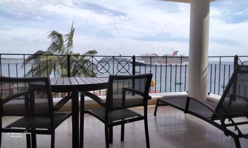 Un balcón o terraza en Medano beach suites