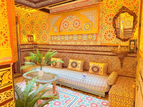 a living room with a couch and a mirror at Riad Las mil y una noches 2 Tetuan in Tetouan