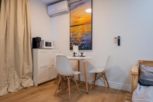 Afbeelding uit fotogalerij van New Renovated Studio Queen Bed Sofa Bed in Montreal