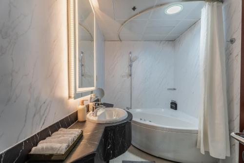 Koupelna v ubytování 83rd Floor Luxurious Penthouse Full Sea View 6 BHK