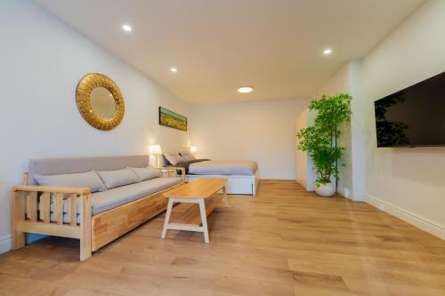 Afbeelding uit fotogalerij van New Renovated Studio Queen Bed Sofa Bed in Montreal