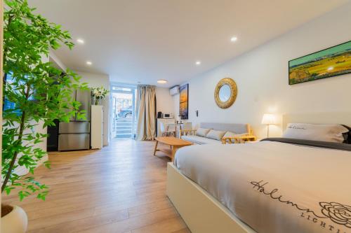 una camera da letto con un letto grande e un soggiorno di New Renovated Studio Queen Bed Sofa Bed a Montréal