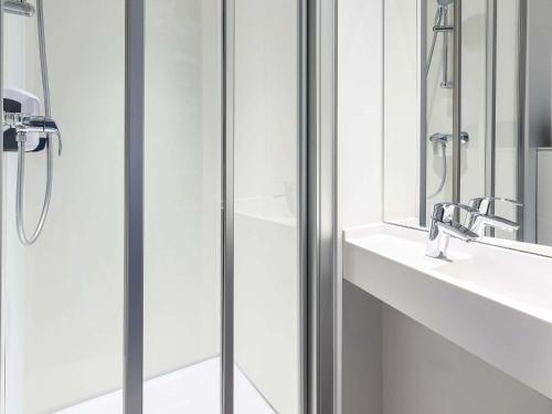 a bathroom with a shower and a sink at hotelF1 Avignon Centre Courtine gare TGV in Avignon