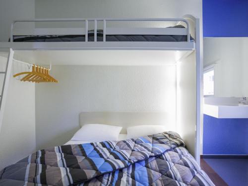 Postel nebo postele na pokoji v ubytování hotelF1 Limoges