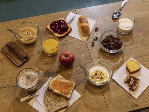 a table topped with different types of bread and other foods at hotelF1 Mulhouse Bâle Aéroport in Saint-Louis