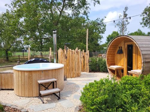 a hot tub and a sauna in a garden at B&B de Rijcke Rust in Rijkevorsel