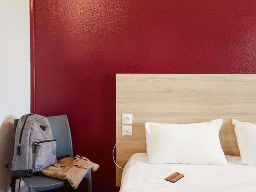 Una cama o camas en una habitación de hotelF1 Cholet