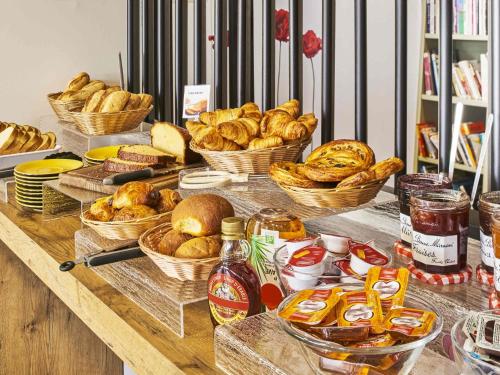 a table with baskets of bread and baskets of food at ibis budget Santeny in Santeny