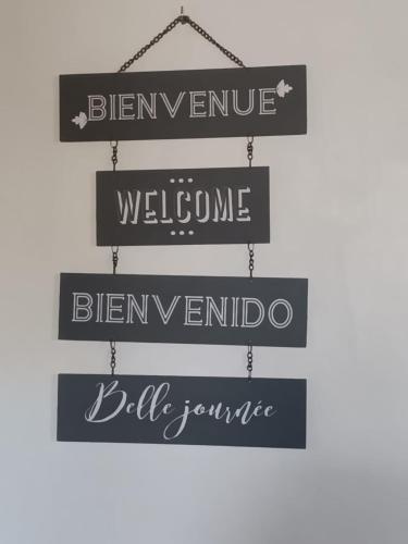 a sign that readsbenvenience welcome debrendo billerate at Acaccia Cosy Cottage in Bouchon