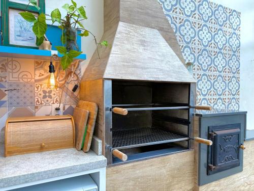 a model of a kitchen with a pizza oven at Paraíso na praia 800 mts do mar in Imbé