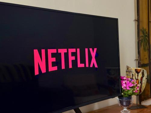 a television screen with the netflix sign on it at Paraíso na praia 800 mts do mar in Imbé