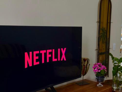 a television screen with the netflix sign on it at Paraíso na praia 800 mts do mar in Imbé