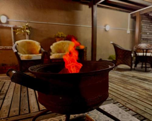 a fire pit in a living room with chairs at Paraíso na praia 800 mts do mar in Imbé