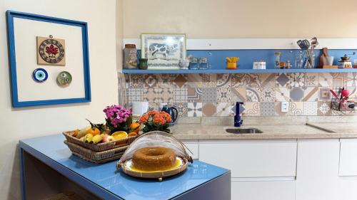a kitchen with a basket of fruit on a table at Paraíso na praia 800 mts do mar in Imbé