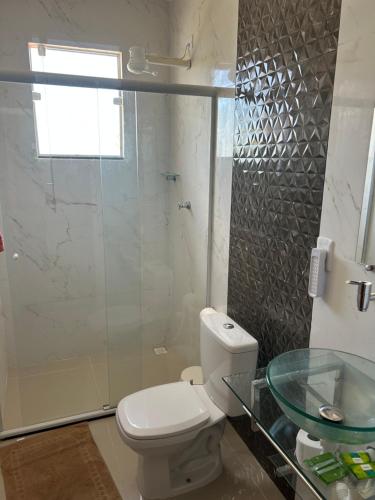 Et badeværelse på chalé vista para montanha