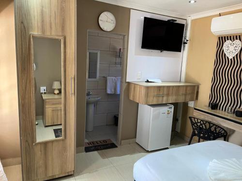 Η κουζίνα ή μικρή κουζίνα στο Zonke Bonke Guest House