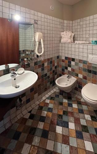 a bathroom with two sinks and a toilet at Felicin - Palazzo Boeri Panoramic Suites in Monforte dʼAlba